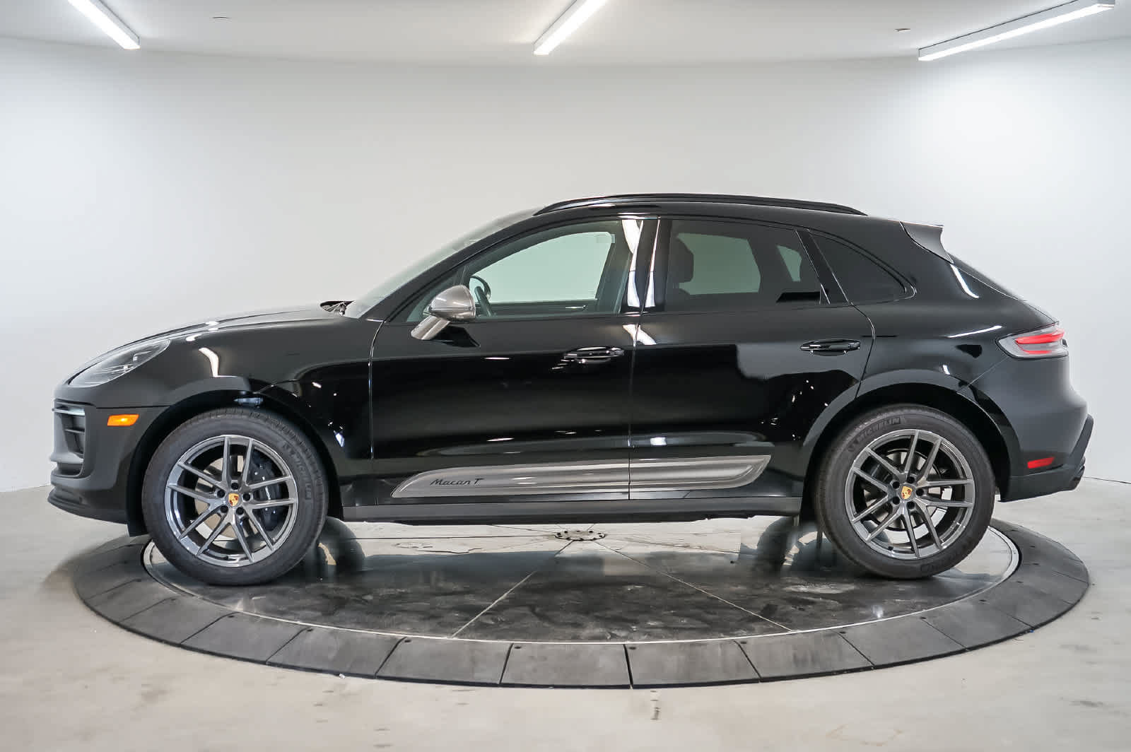 Certified 2026 Porsche Macan Turbo AWD/4WD image 2
