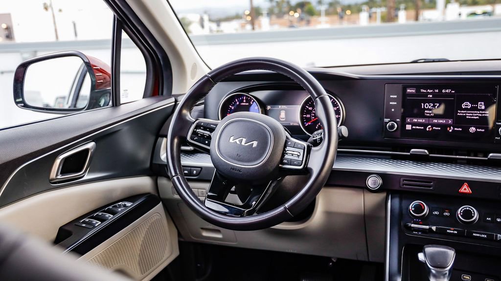 Used 2024 Kia Carnival LX image 18