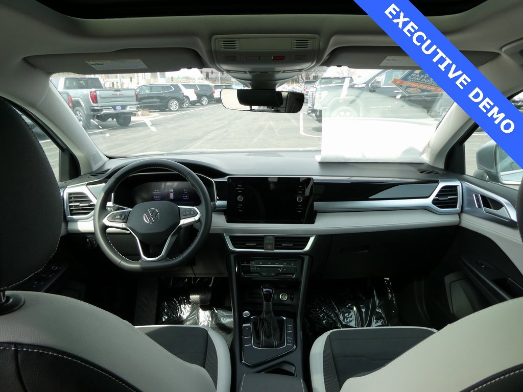 Certified 2025 Volkswagen Taos SE image 34