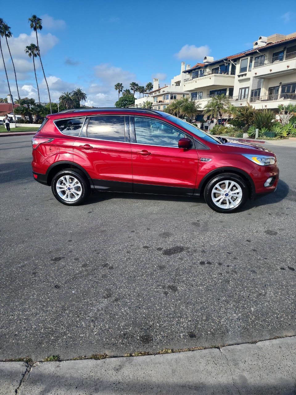 Used 2017 Ford Escape SE w/ SE Leather Comfort Package FWD image 4