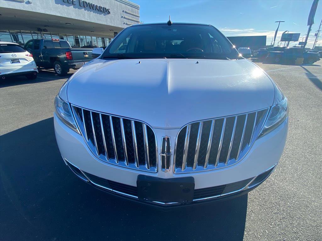 Used 2012 Lincoln MKX FWD image 2