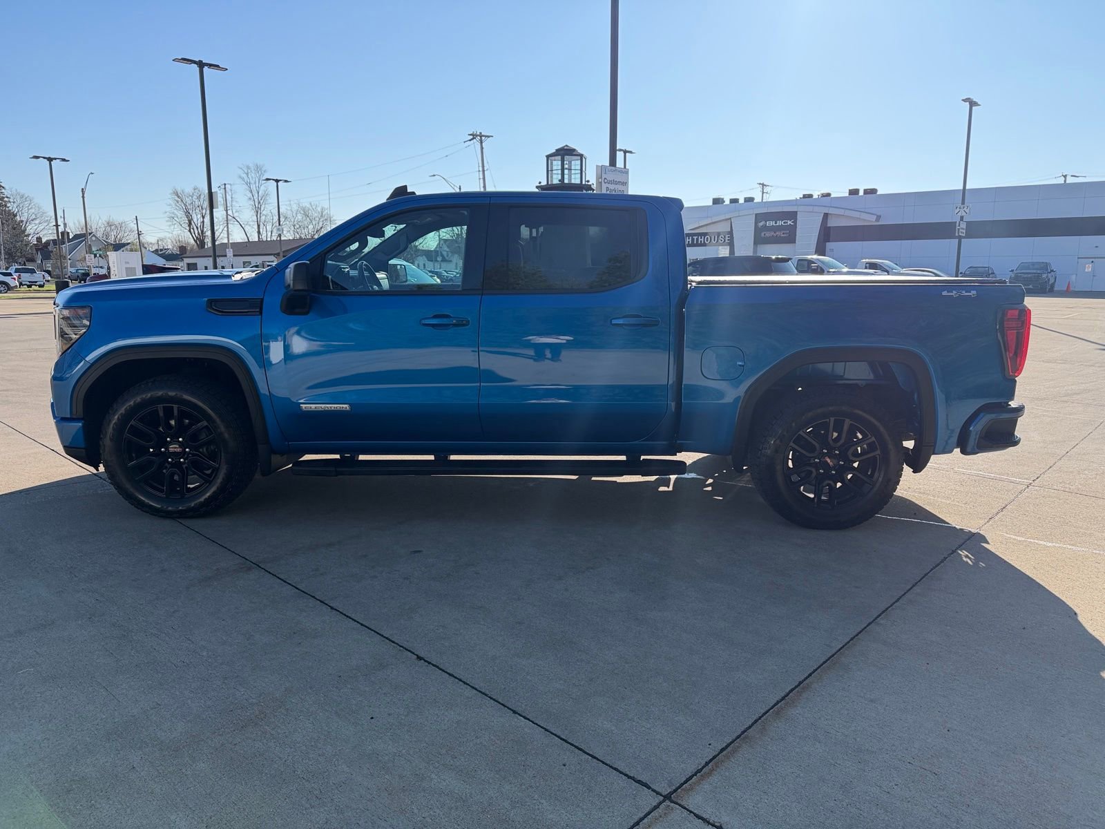 Used 2022 GMC Sierra 1500 Elevation w/ LPO, Elevation Black Package AWD/4WD image 8