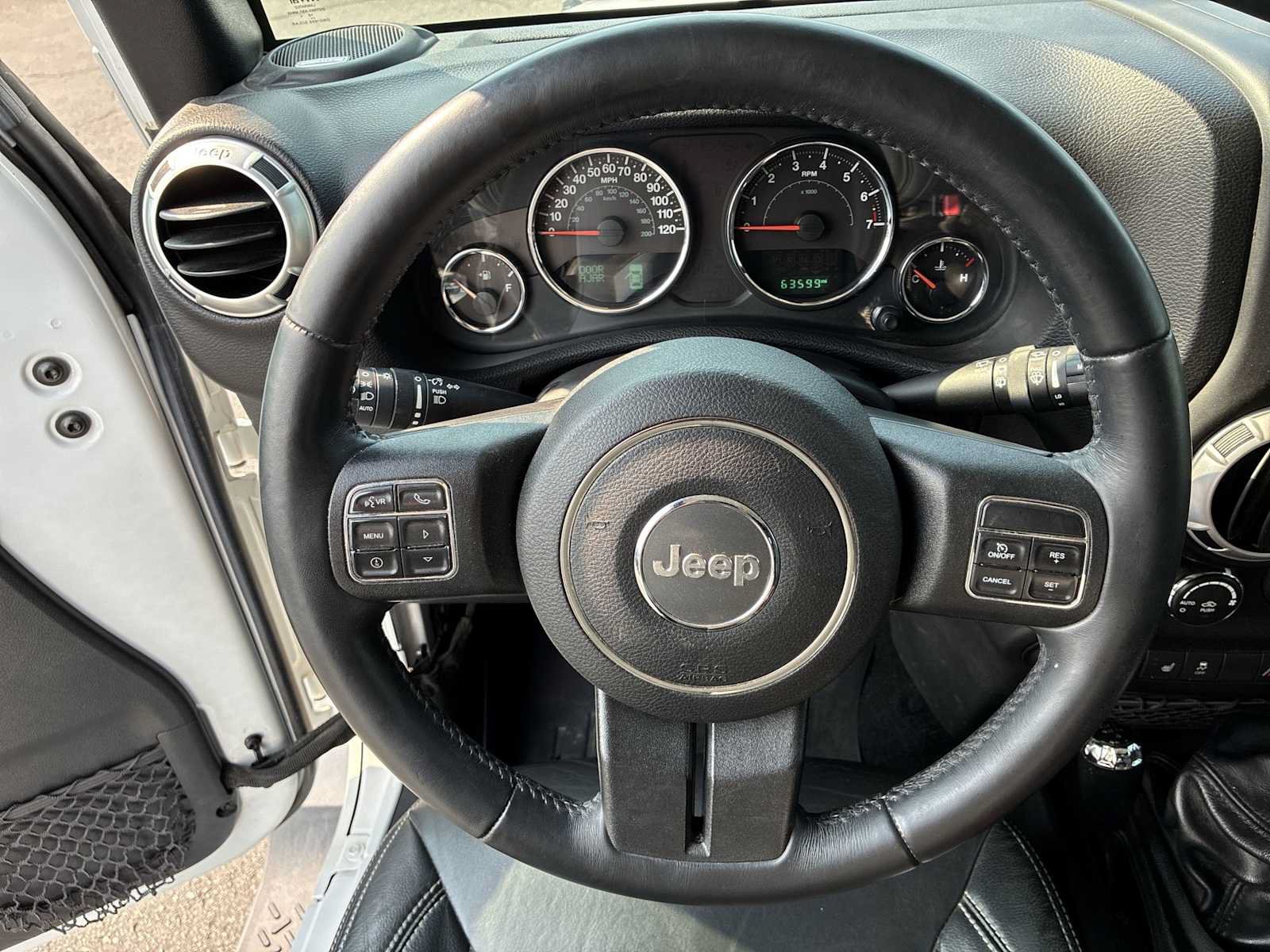 Used 2017 Jeep Wrangler Sahara w/ Connectivity Group AWD/4WD image 11