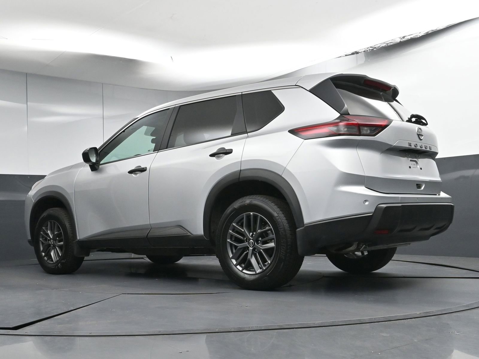Used 2025 Nissan Rogue S image 25