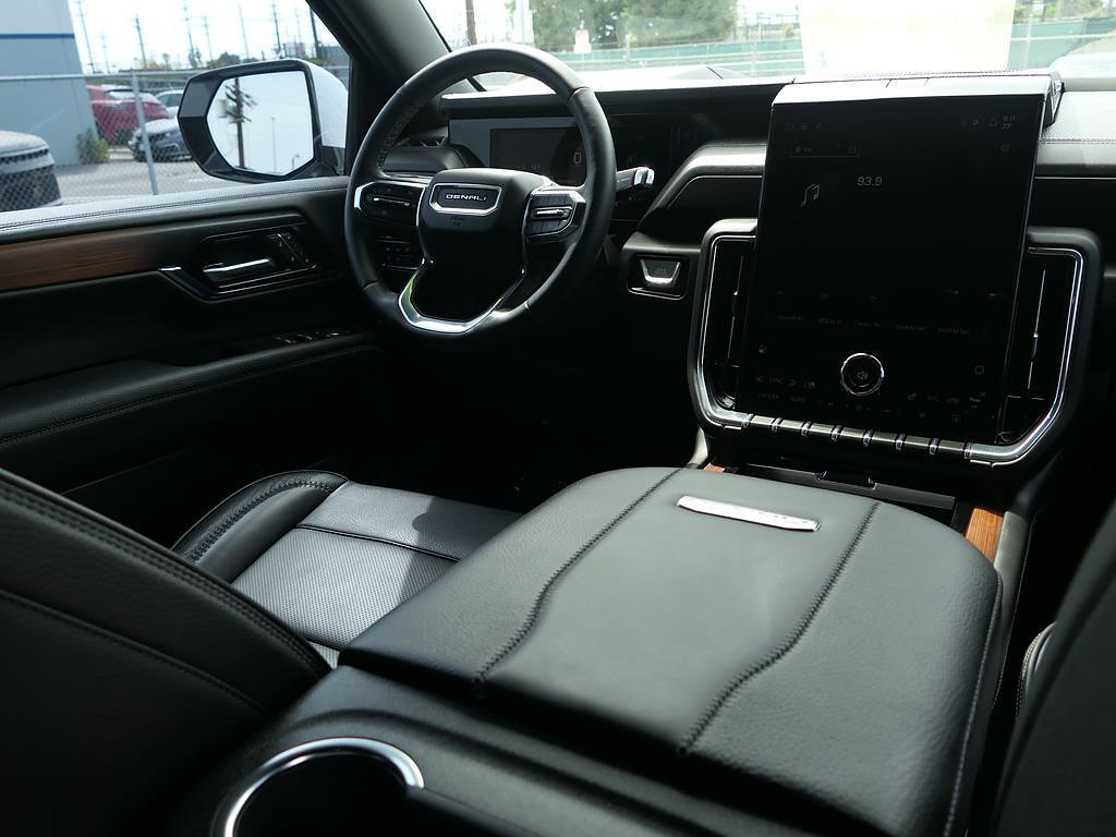 Used 2025 GMC Yukon XL Denali RWD image 23