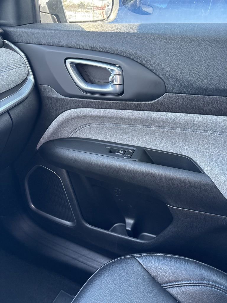 Used 2025 Jeep Compass Latitude image 19