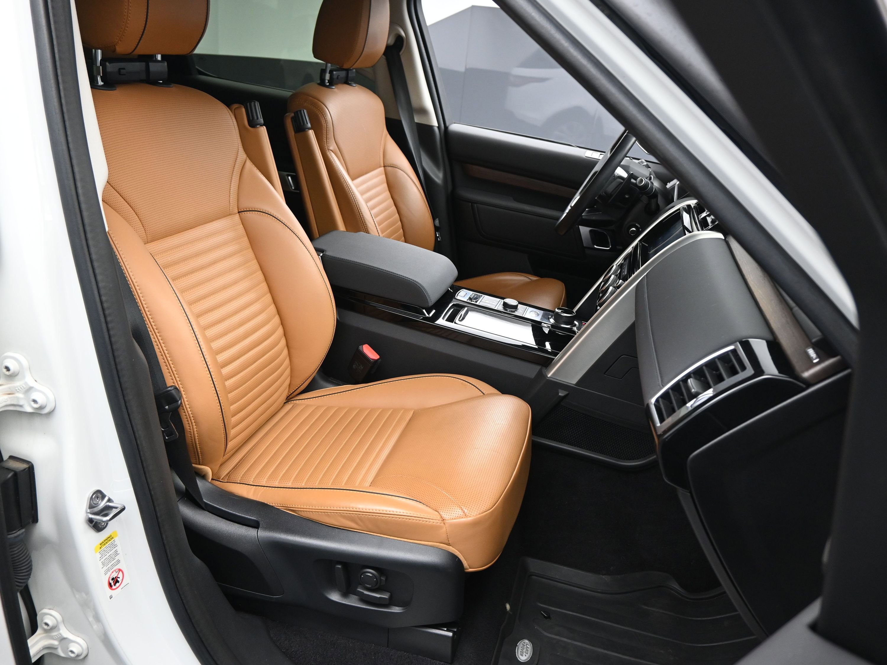 Used 2019 Land Rover Discovery HSE image 10