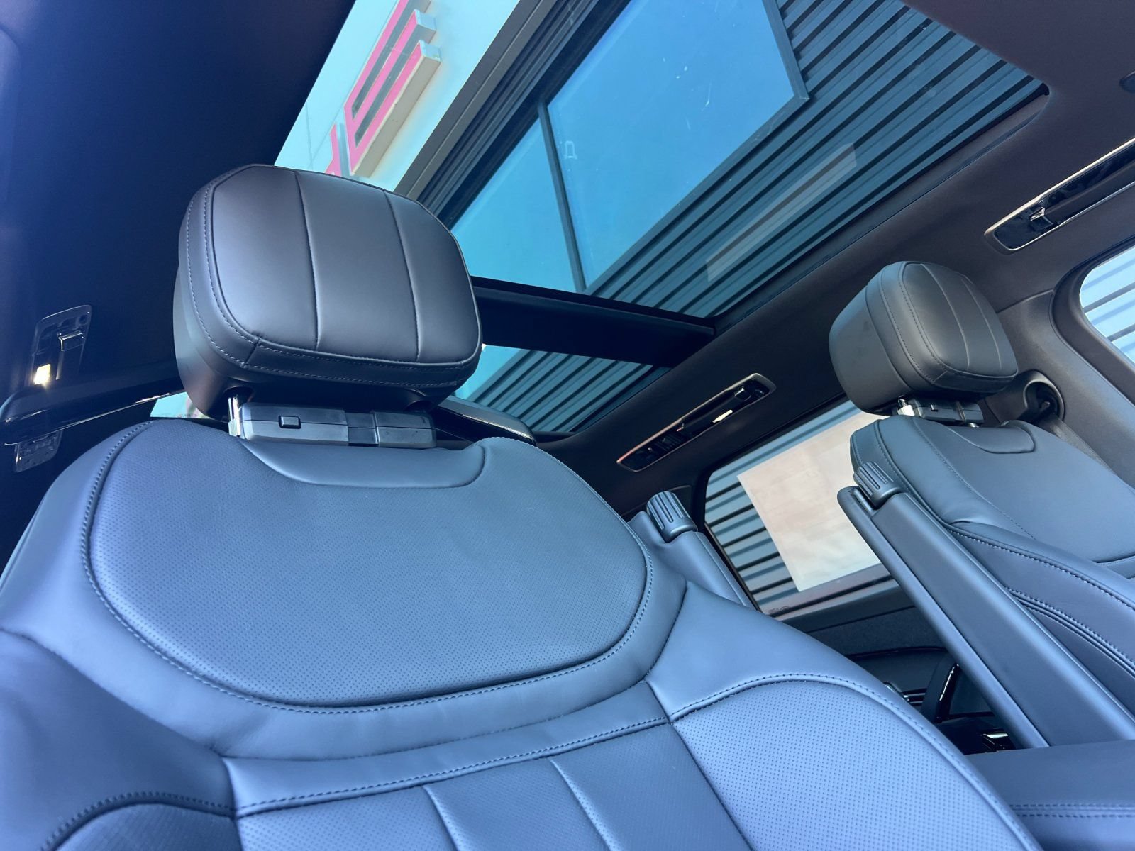 New 2026 Land Rover Range Rover Sport Dynamic SE AWD/4WD image 17