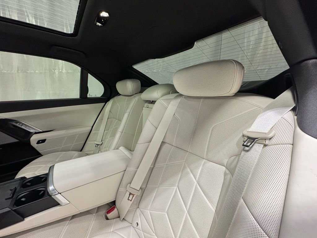 Used 2023 BMW 740i image 21