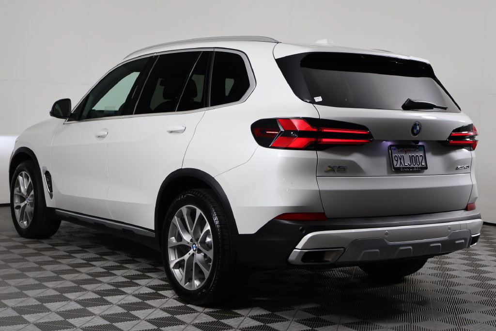 Certified 2026 BMW X5 sDrive40i w/ Climate Comfort Package RWD image 6
