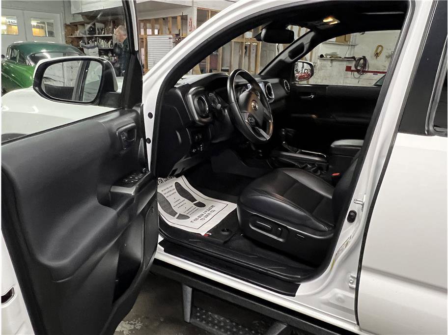Used 2022 Toyota Tacoma TRD Off-Road image 12
