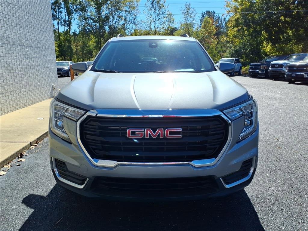 Used 2023 GMC Terrain SLE w/ Driver Convenience Package image 2