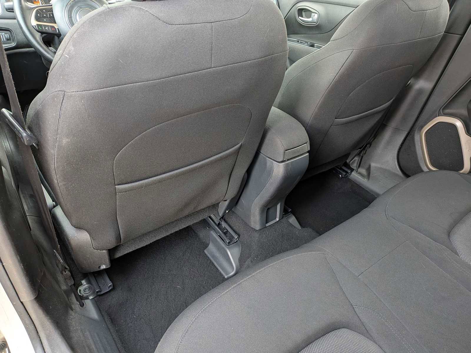 Used 2015 Jeep Renegade Latitude image 16