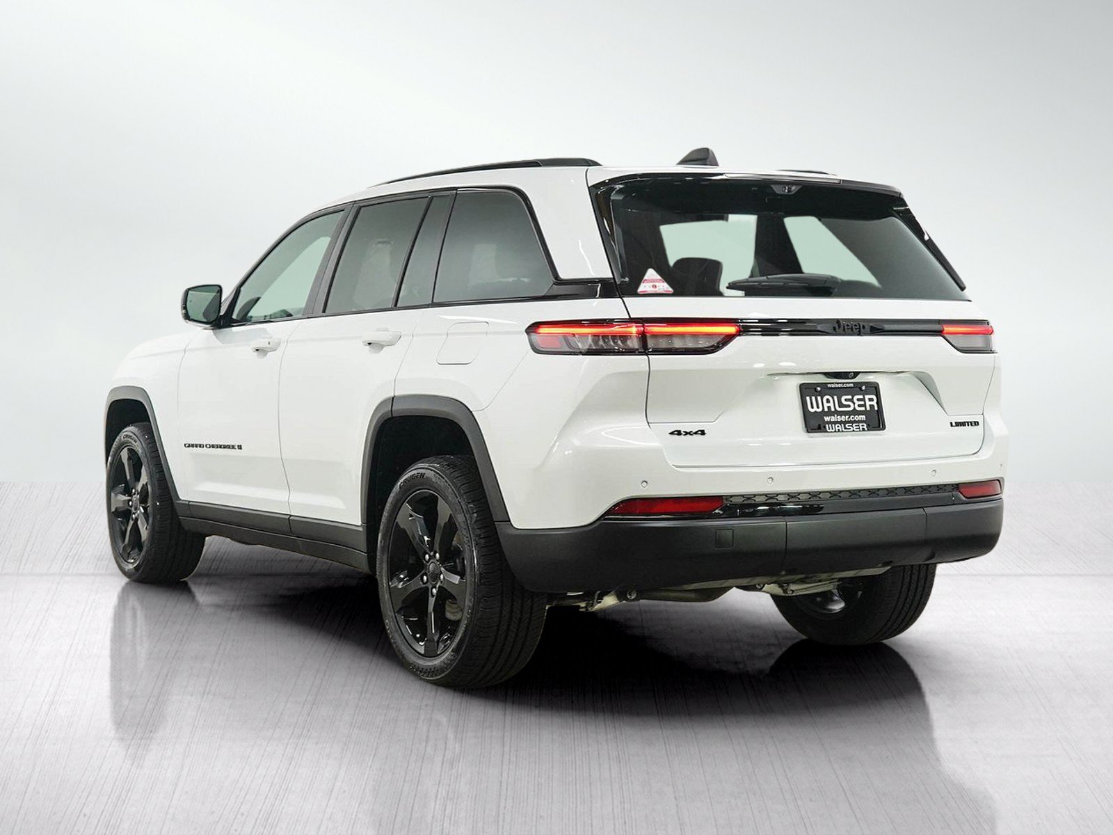 Used 2024 Jeep Grand Cherokee Limited w/ Luxury Tech Group II AWD/4WD image 3