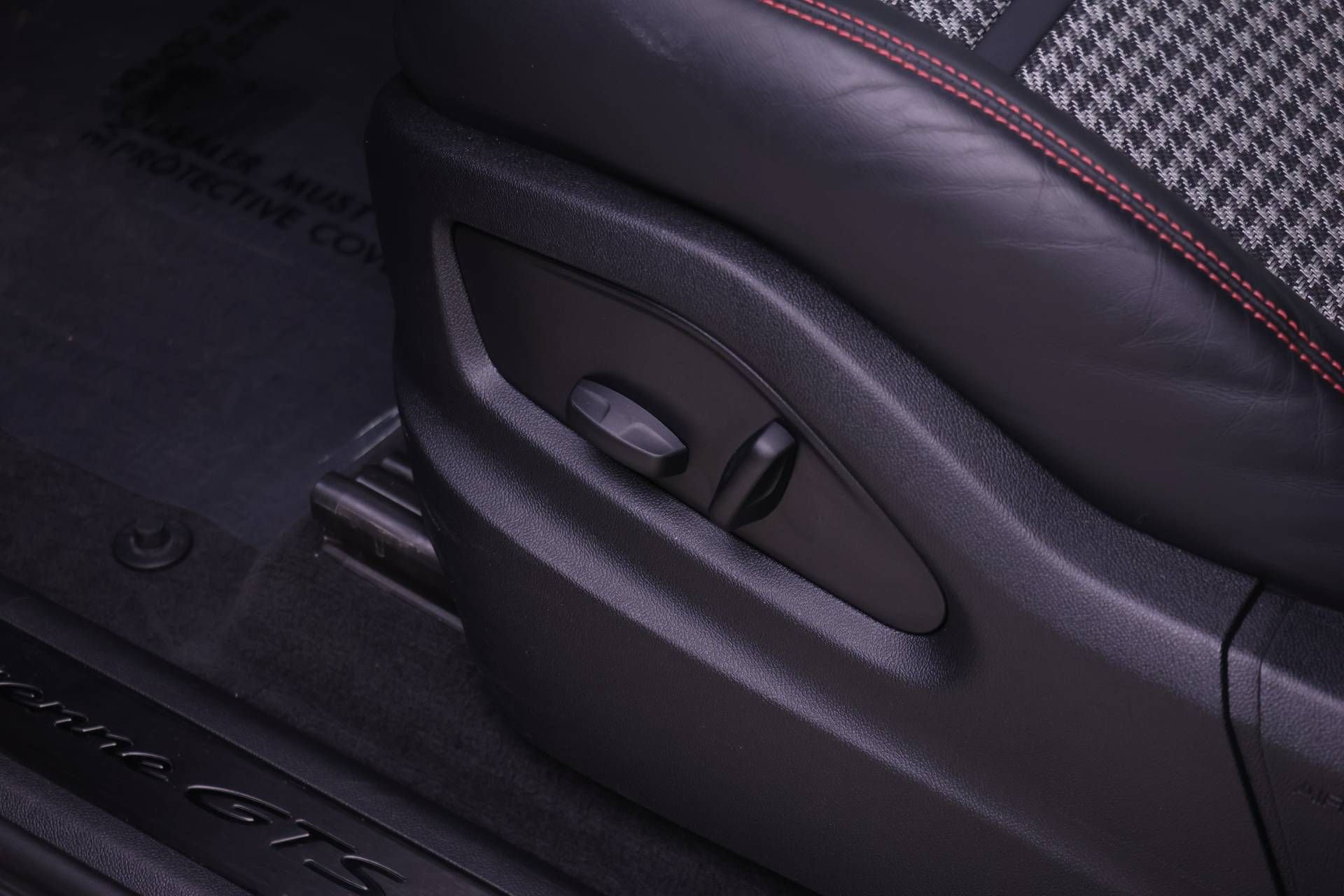 Certified 2025 Porsche Cayenne GTS AWD/4WD image 22