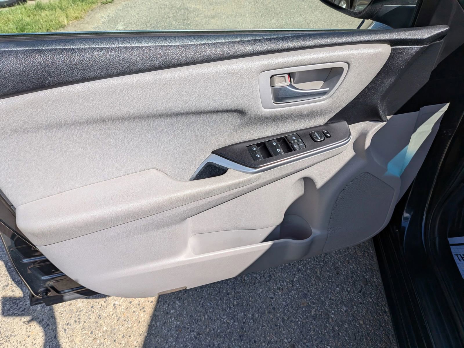 Used 2015 Toyota Camry SE FWD image 19