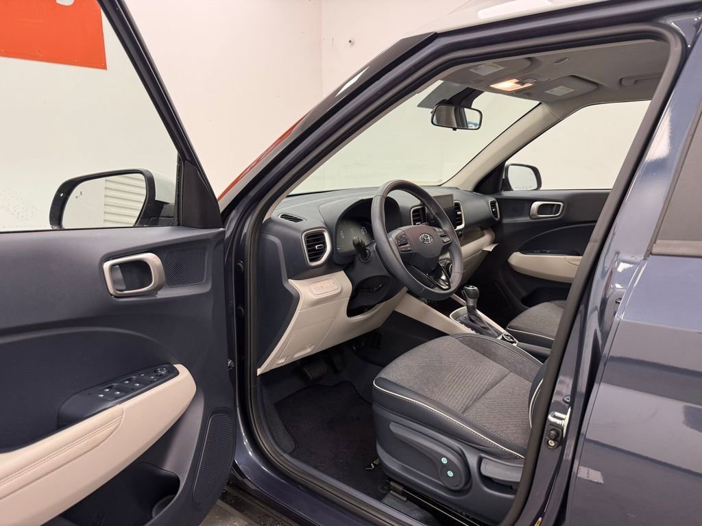 Used 2025 Hyundai Venue Limited FWD image 9