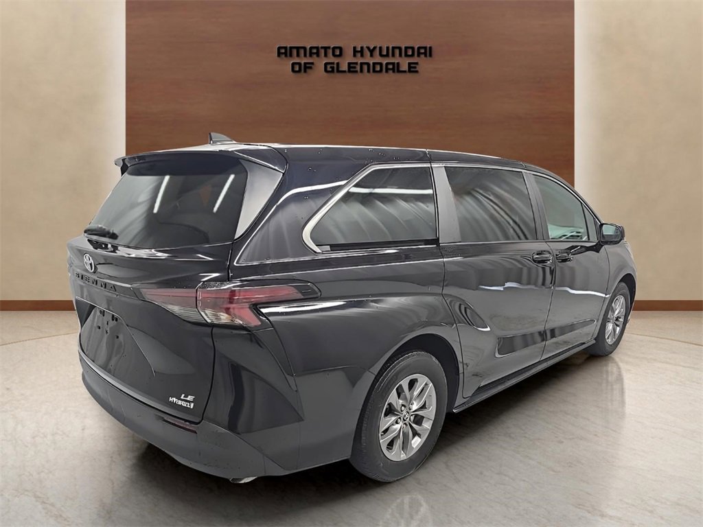 Used 2024 Toyota Sienna LE image 6