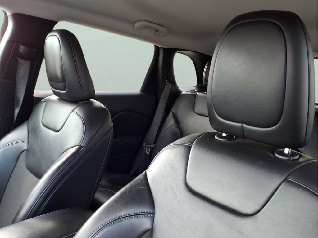 Used 2020 Jeep Cherokee Latitude Plus image 12