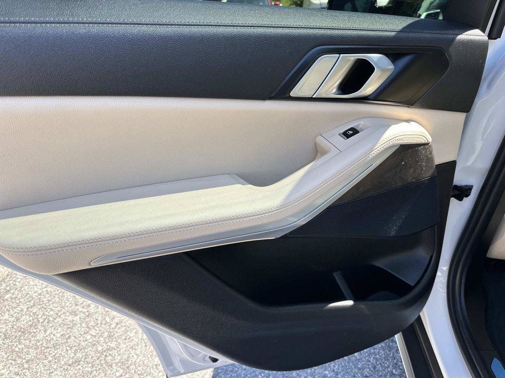 Used 2022 BMW X5 xDrive40i w/ Premium Package AWD/4WD image 31