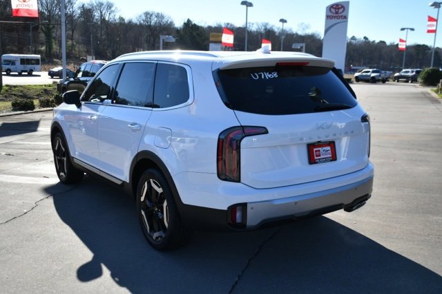 Used 2023 Kia Telluride EX w/ EX Captain's Chair Package image 3