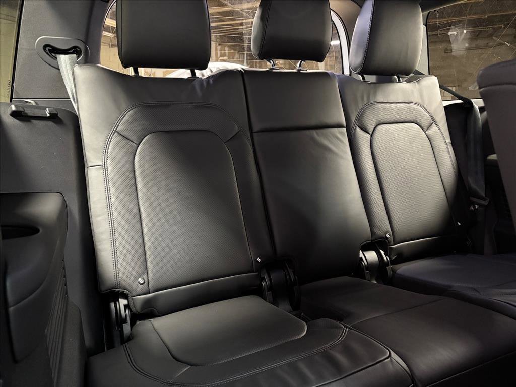 New 2026 Land Rover Defender 130 X-Dynamic SE image 40