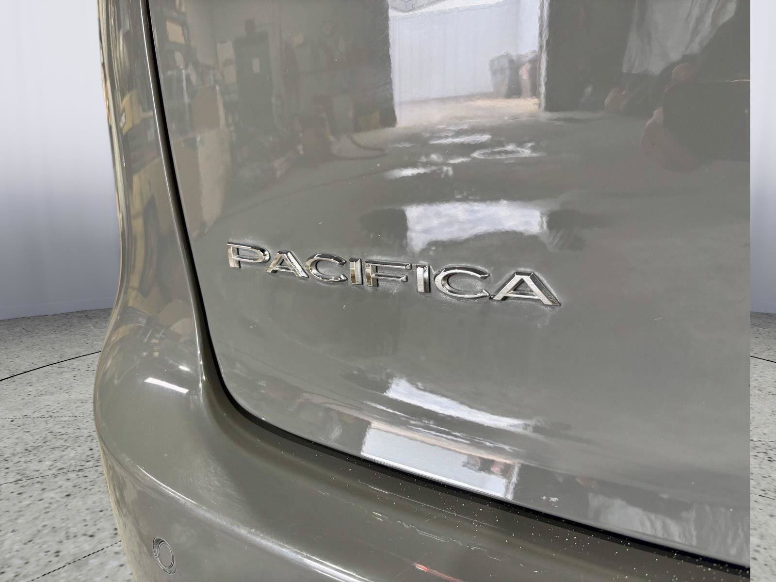 Used 2023 Chrysler Pacifica Touring-L FWD image 32