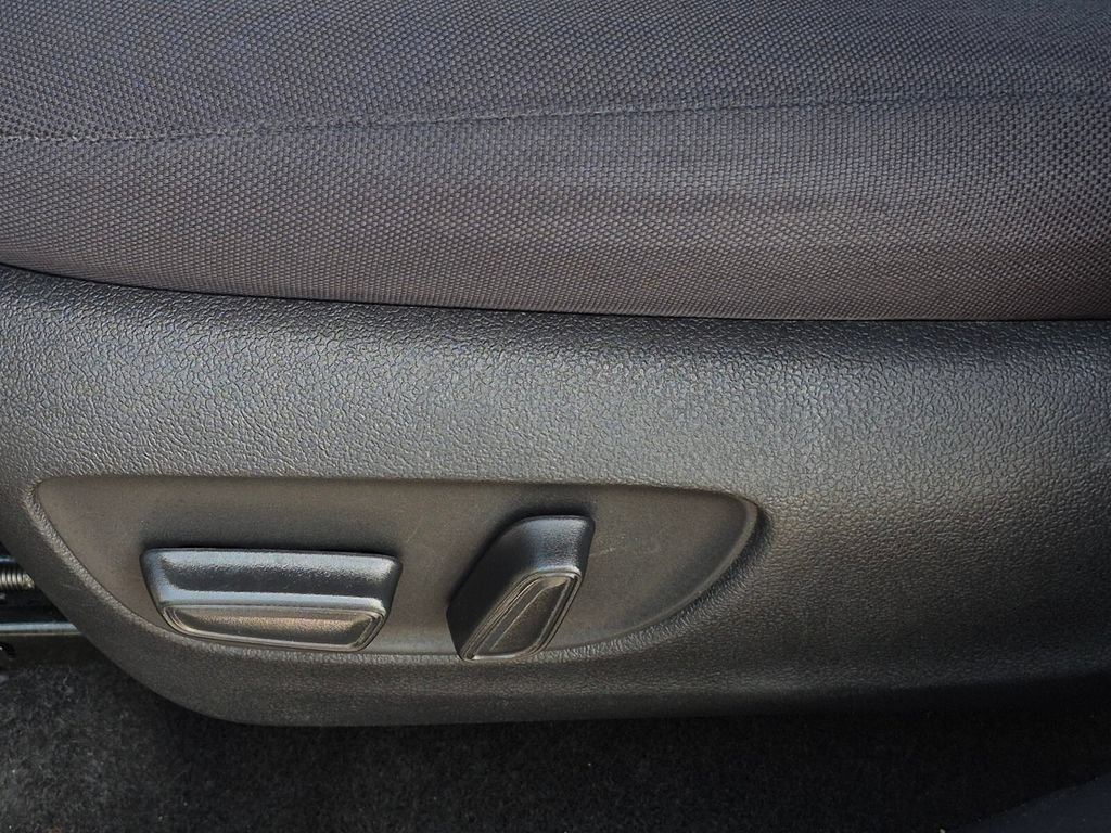 Used 2025 Toyota Highlander LE FWD image 32