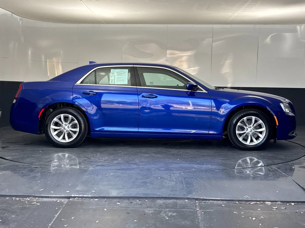 Used 2019 Chrysler 300 Touring image 2