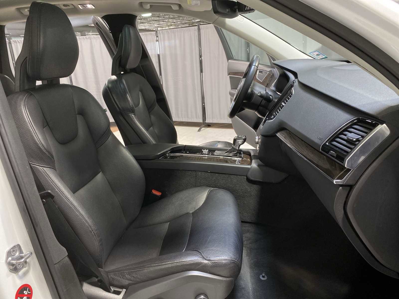 Used 2017 Volvo XC90 T6 Momentum w/ Vision Package image 14