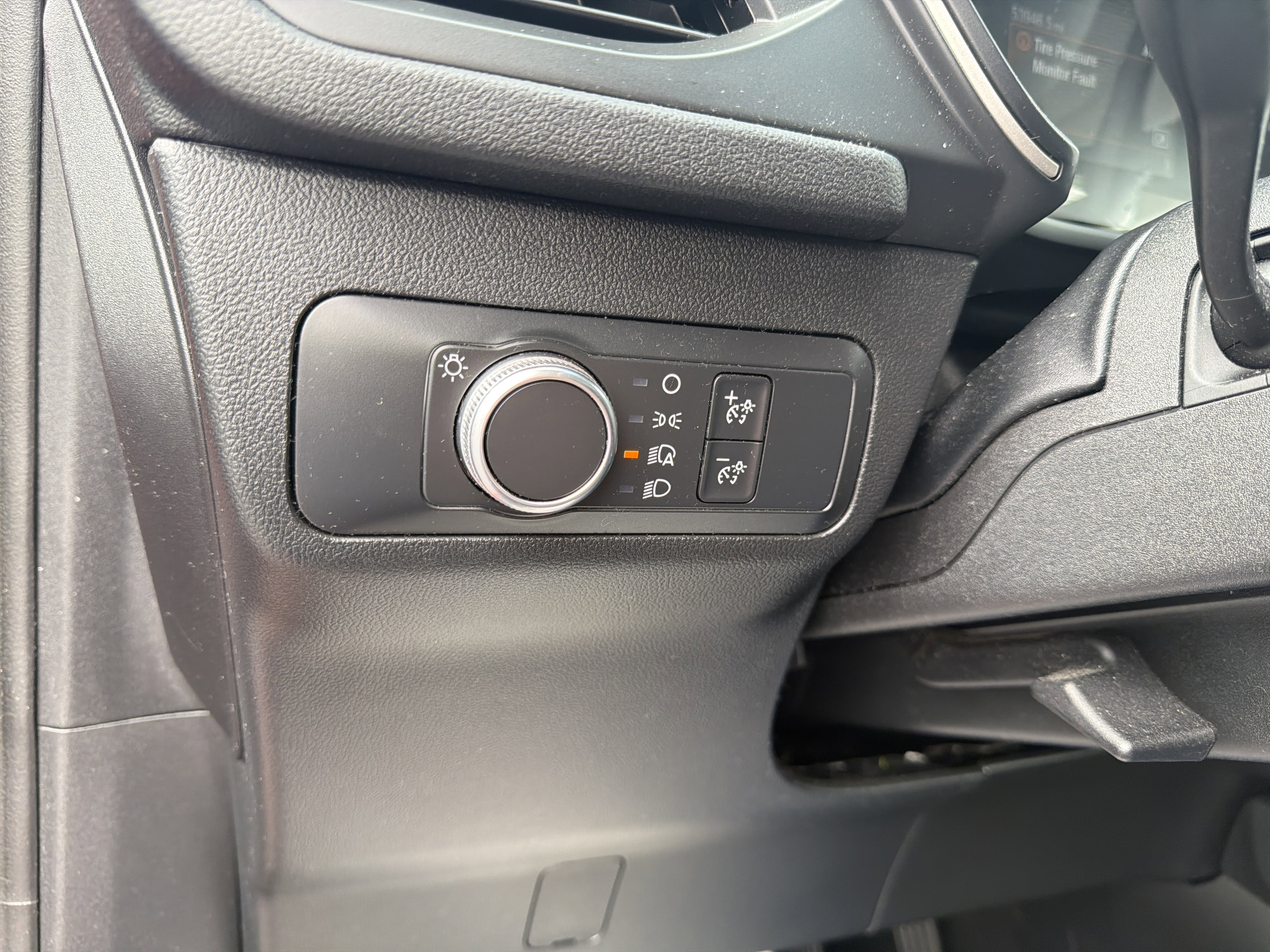 Used 2020 Ford Escape SE image 30