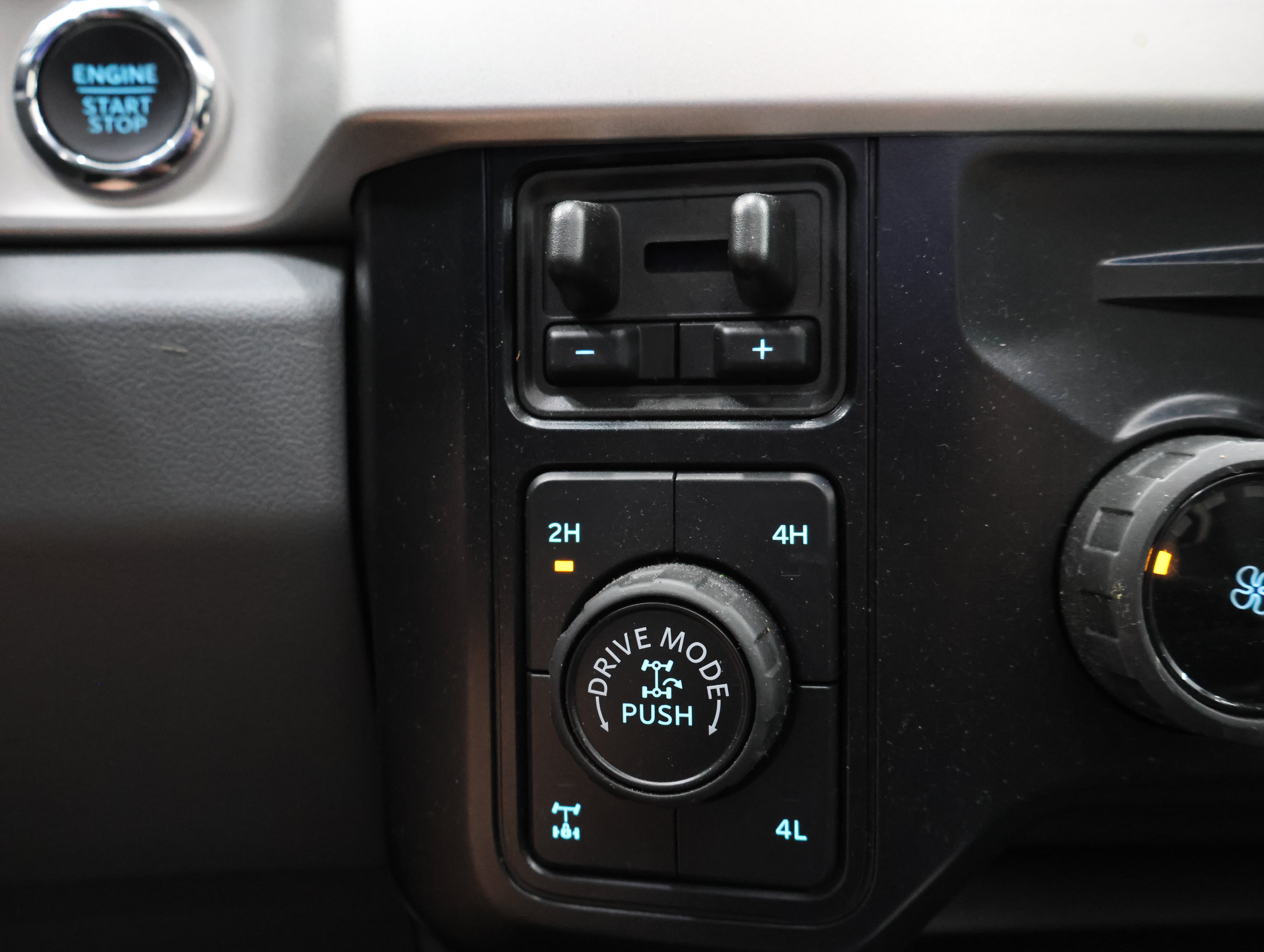 Used 2025 Ford F250 XLT w/ Black Appearance Package AWD/4WD image 48
