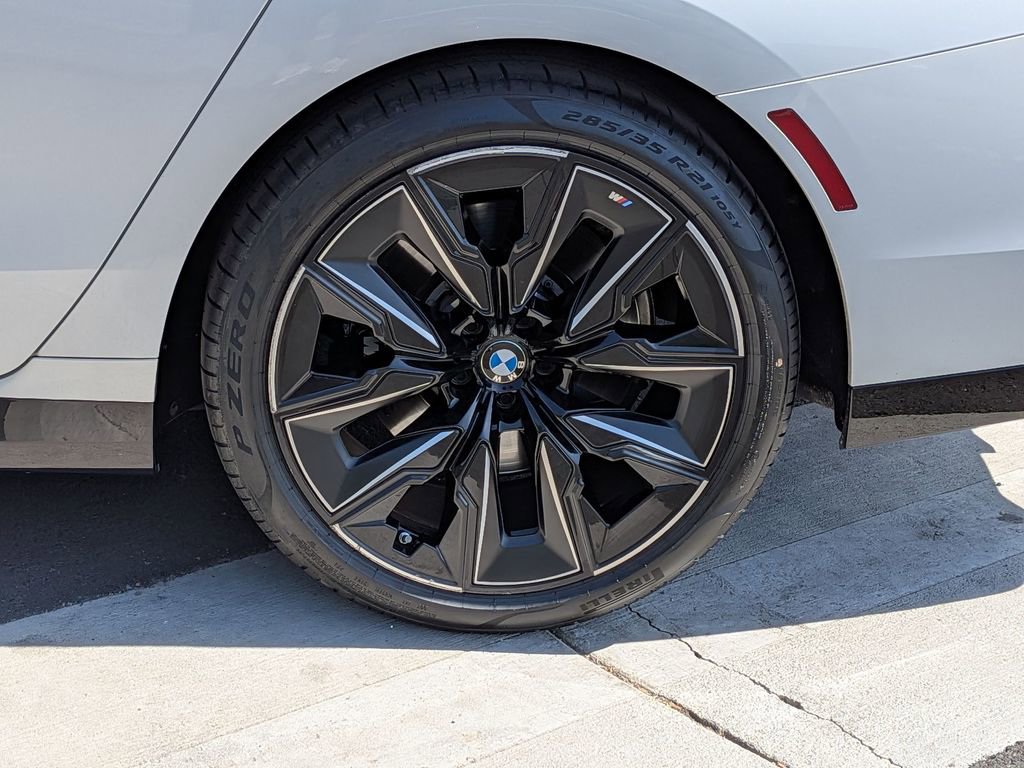 Used 2023 BMW 740i w/ Parking Assistance Package image 29