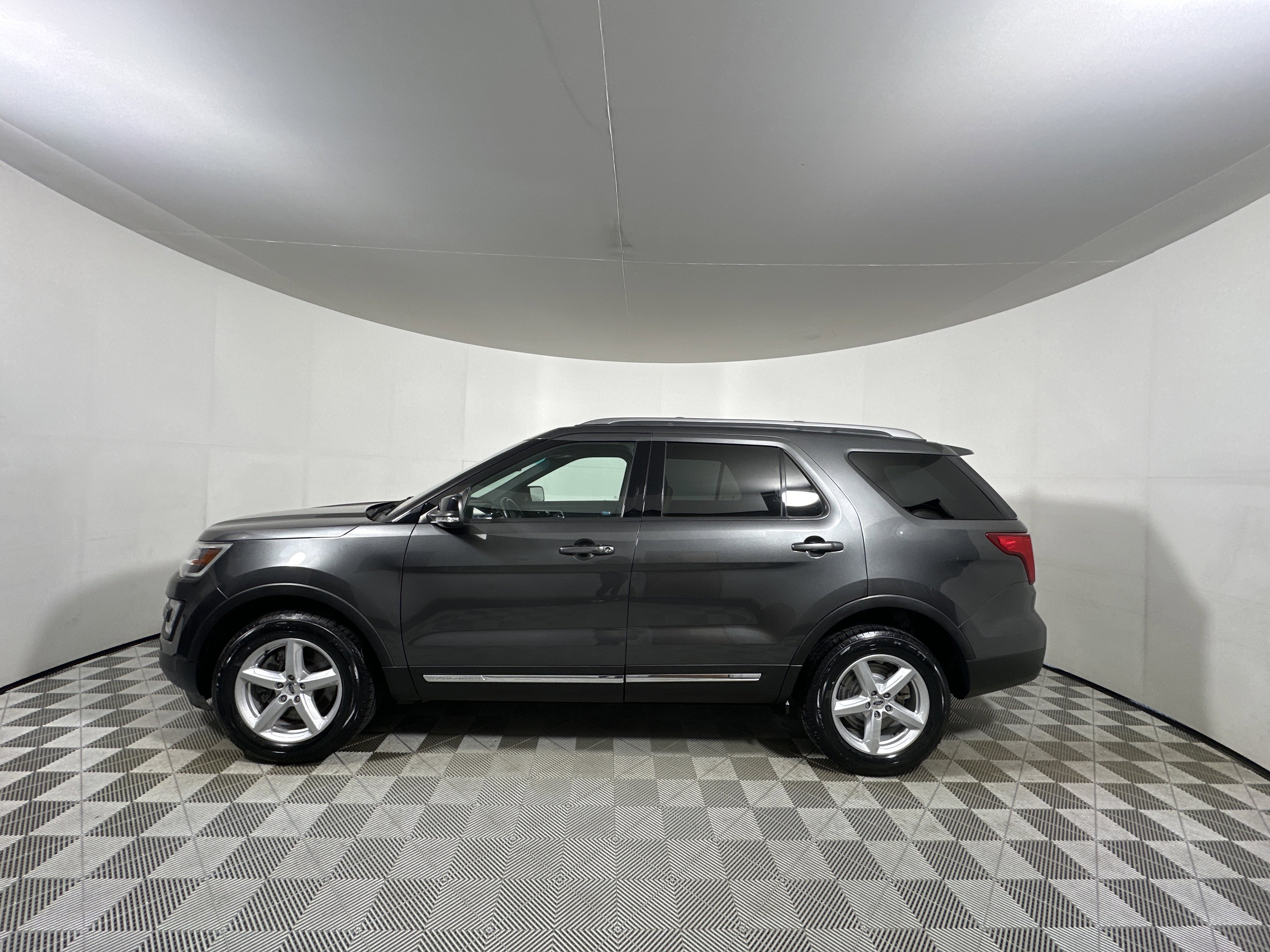 Used 2016 Ford Explorer XLT w/ Equipment Group 201A image 4