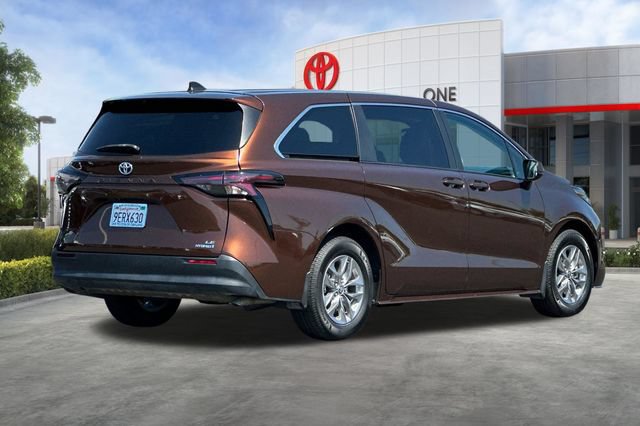 Used 2023 Toyota Sienna LE FWD image 5