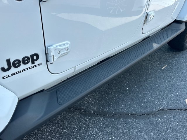Used 2023 Jeep Gladiator Overland AWD/4WD image 9