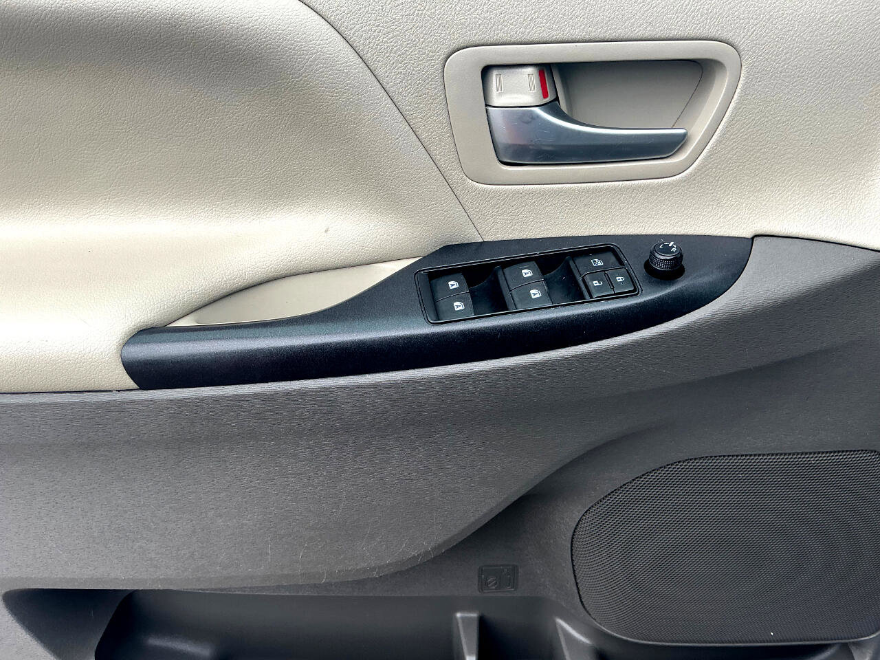 Used 2017 Toyota Sienna LE image 17