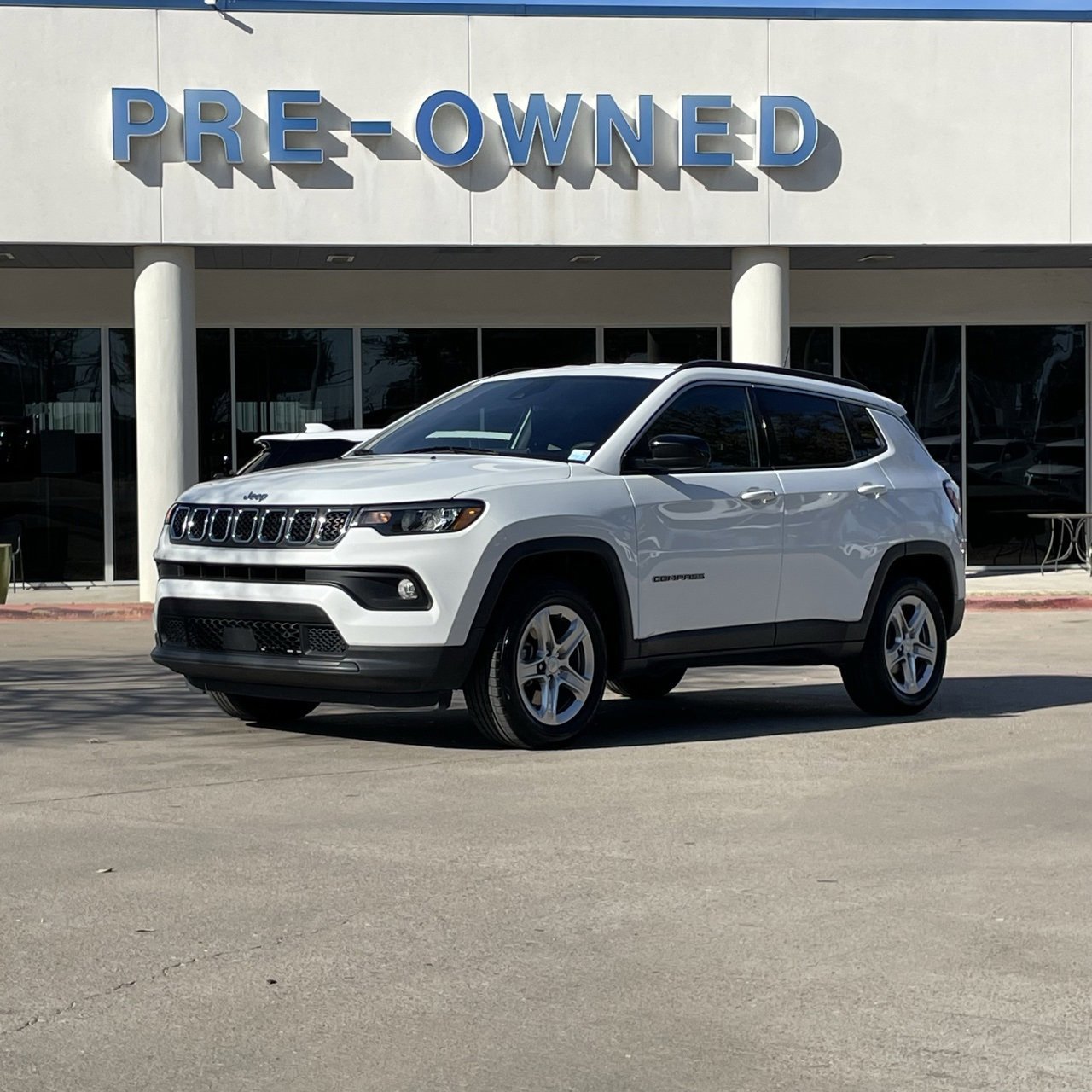 Used 2024 Jeep Compass Latitude image 2