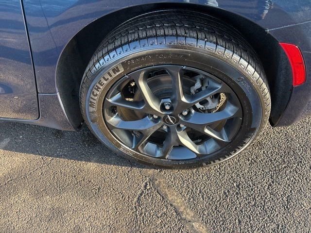 Used 2023 Chrysler Pacifica Limited w/ Uconnect Theater Family Group image 46