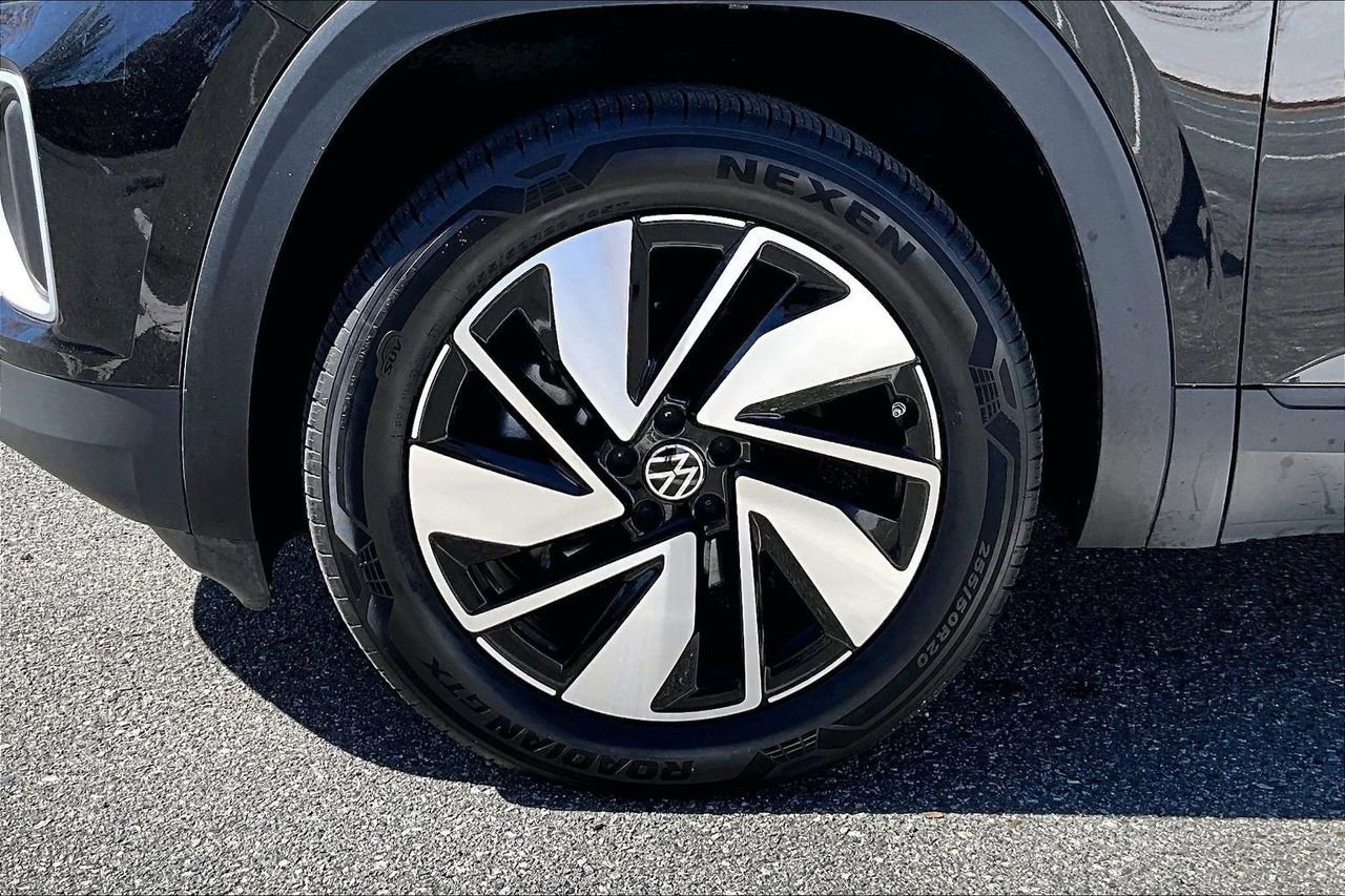 Used 2025 Volkswagen Atlas SE image 32