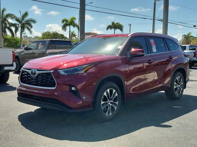 New 2026 Toyota Highlander XLE image 2