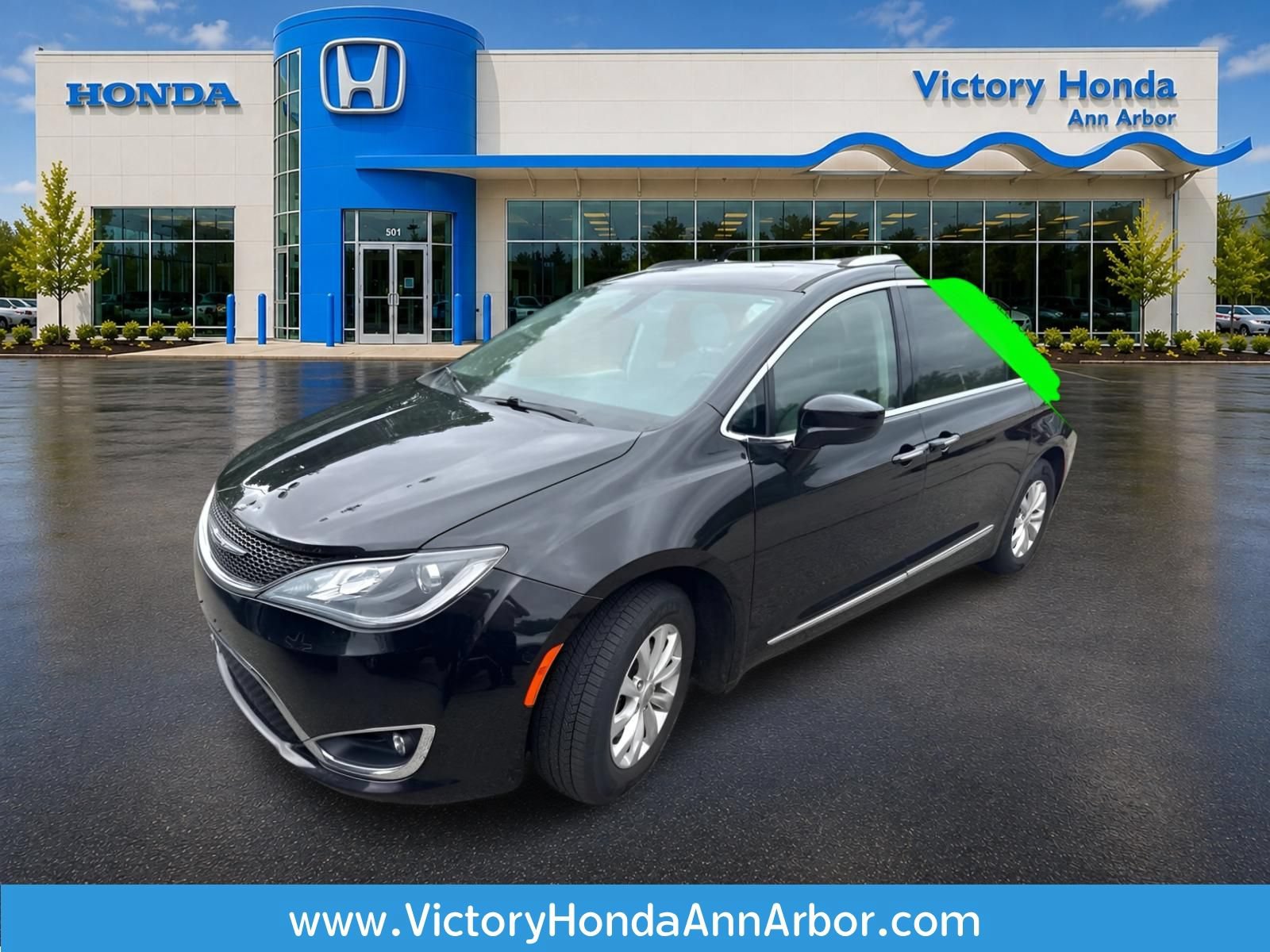 Used 2019 Chrysler Pacifica Touring-L FWD image 1