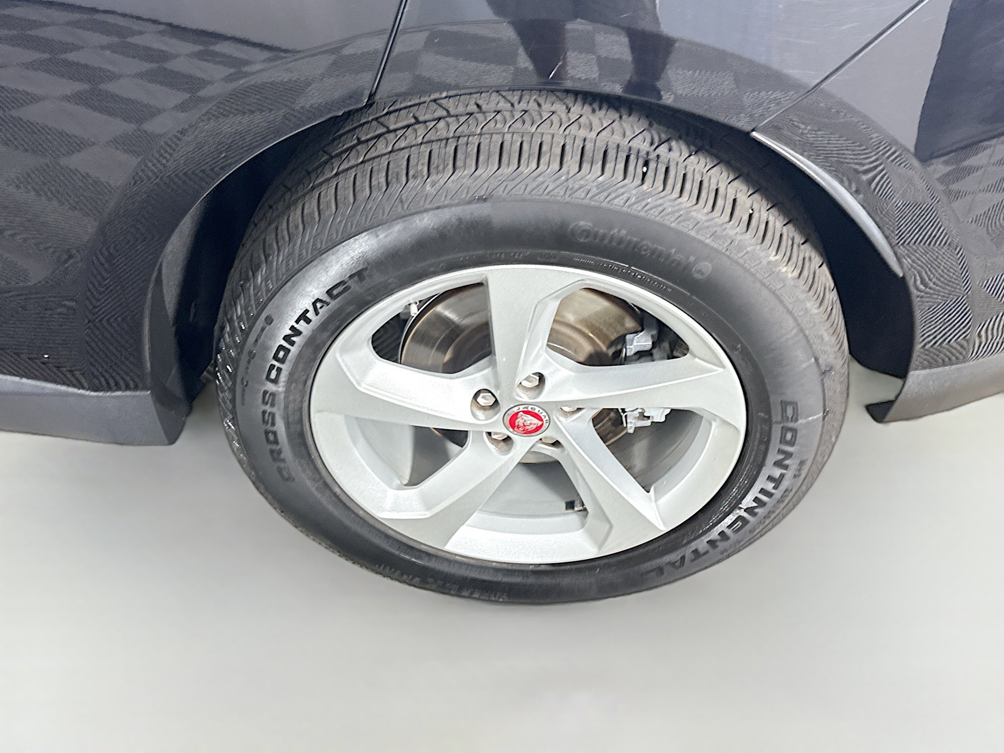 Used 2020 Jaguar F-PACE Premium image 37