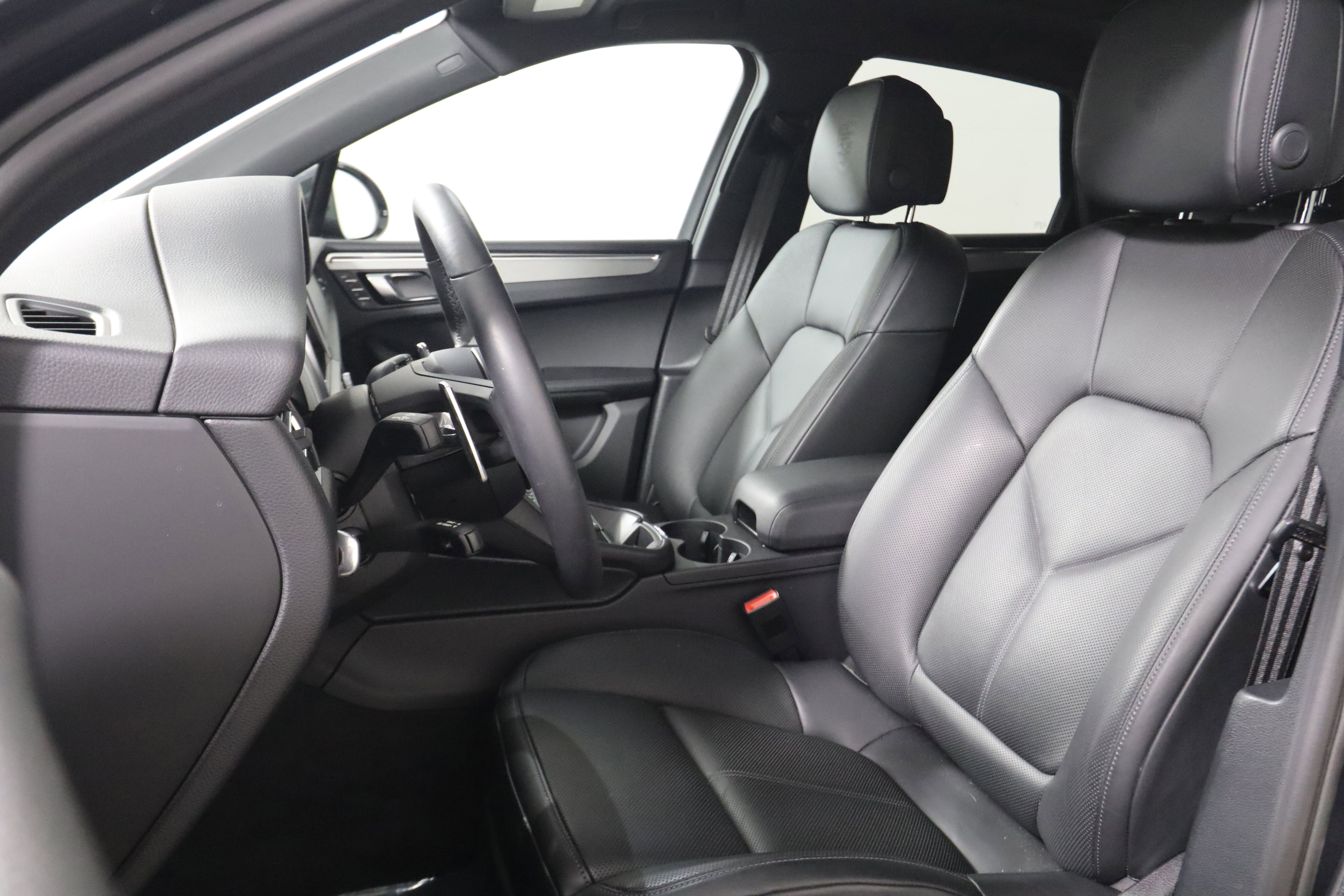 Certified 2025 Porsche Macan image 5