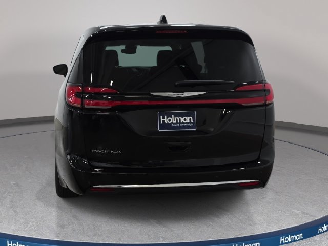 Used 2024 Chrysler Pacifica Touring-L FWD image 7