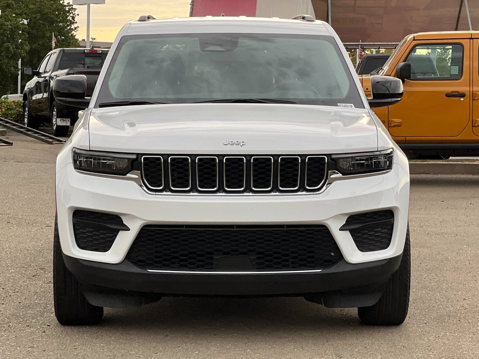 Used 2023 Jeep Grand Cherokee Laredo AWD/4WD image 9