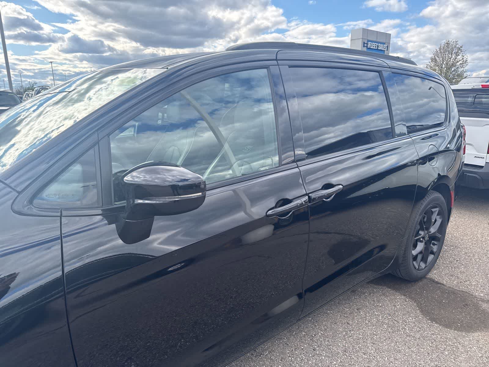 Used 2026 Chrysler Pacifica Limited w/ S Appearance Package FWD image 28