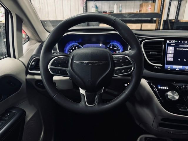Used 2024 Chrysler Pacifica Touring-L image 29