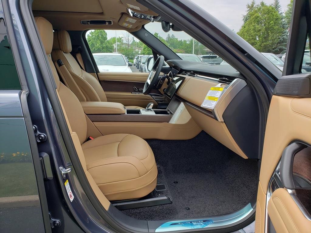 New 2025 Land Rover Range Rover Long Wheelbase SE image 17
