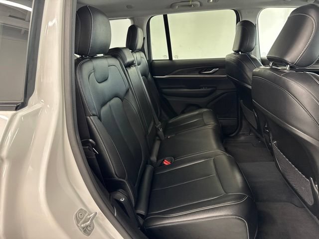Used 2023 Jeep Grand Cherokee Limited w/ Black Appearance Package AWD/4WD image 32